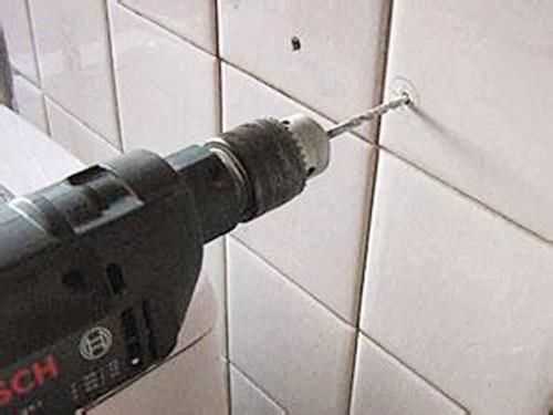 瓷砖墙壁打孔技巧图解(墙壁瓷砖打孔用什么方法好) 瓷砖墙壁打孔技巧图解(墙壁瓷砖打孔用什么方法好)