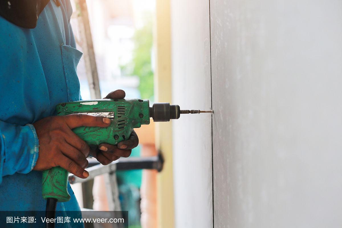 墙砖上怎样打孔(如何给瓷砖墙面打孔)